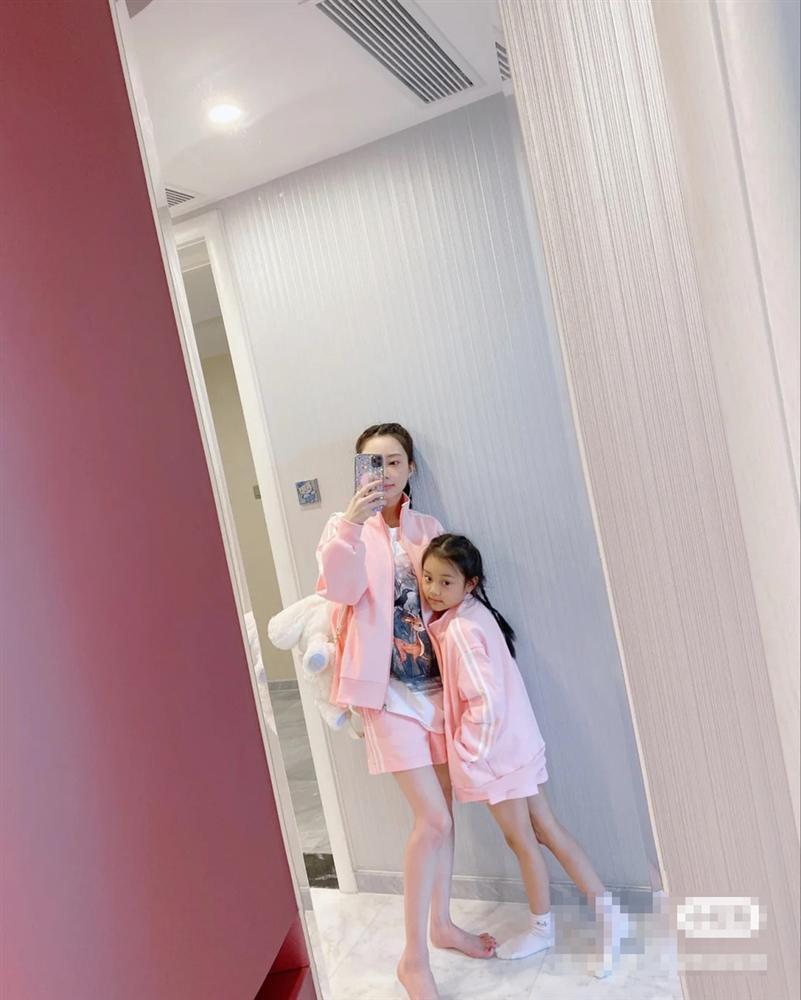 Bị tẩy chay vì scandal ngoại tình, Lý Tiểu Lộ quyết định mở shop quần áo online-5