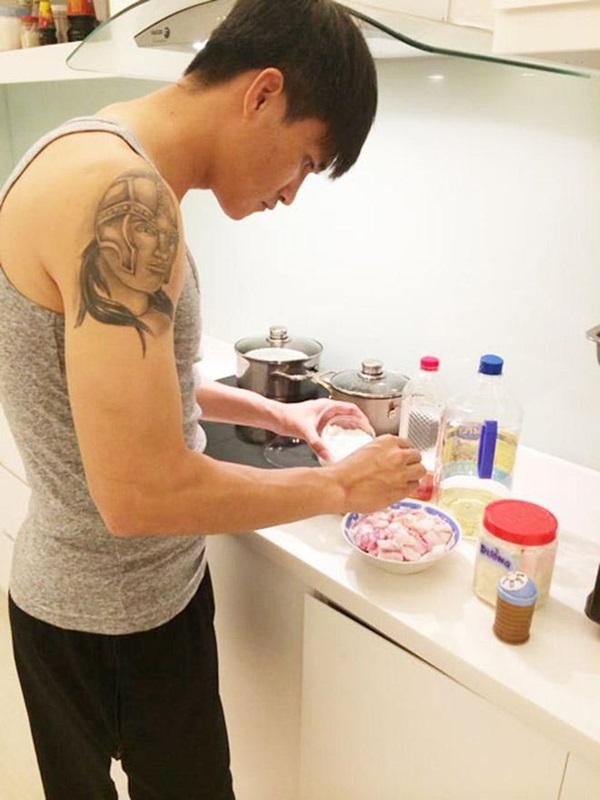 Quý ông Vbiz trổ tài nấu ăn: Trường Giang đỉnh của đỉnh, Trấn Thành làm văng nửa chảo mì-12