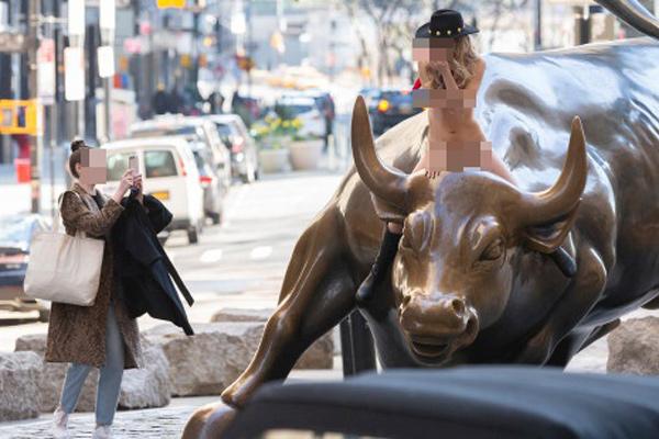 Bất chấp dịch COVID-19, đôi trai gái hôn nhau ngấu nghiến suốt nửa tiếng nơi công cộng-3