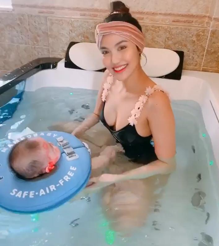 Lan Khuê tắm bồn cùng con trai, ngoại hình mẹ bỉm sữa đặc biệt gây chú ý-3