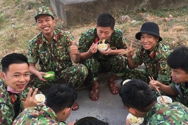 Clip bộ đội chạy mang đồ ăn cho người dân giữa trưa nắng-5