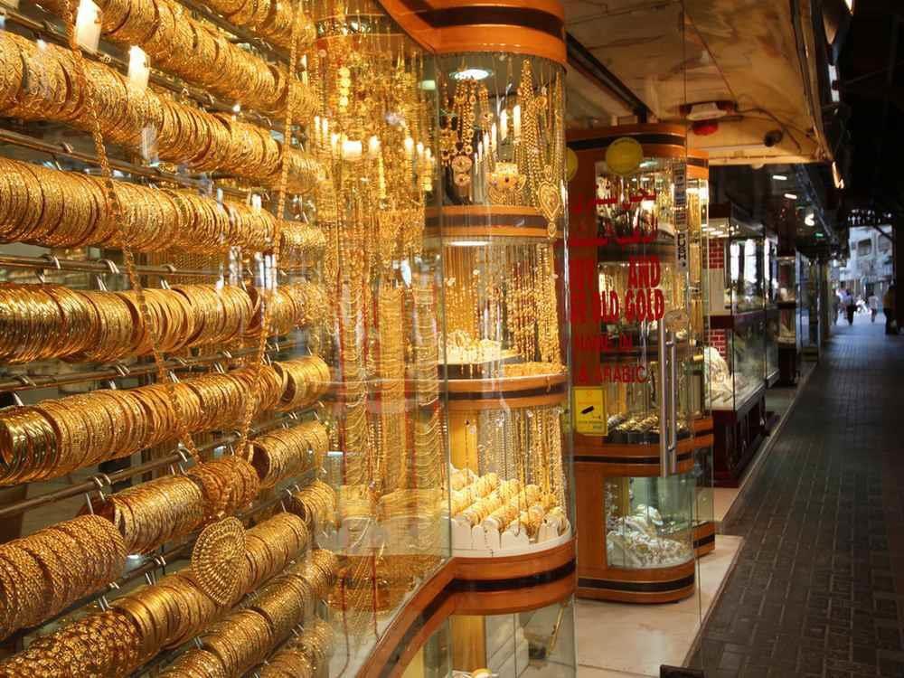 Chợ vàng: Dubai thu hút du khách bởi chợ vàng Gold Souk nổi tiếng thế giới. Nhiều người tới đây để mua vàng làm kỷ niệm khi du lịch Dubai. Nằm trên con phố Deira ở Dubai, khu chợ dài 1 km với hơn 500 gian hàng lấp lánh bởi vàng. Khoảng 10 tấn vàng được trưng bày ở đây. Ảnh: Archidev.