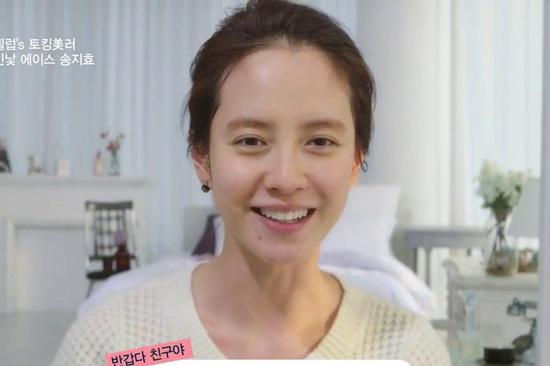 Để mặt mộc vẫn nổi bần bật, 'mợ ngố' Song Ji Hyo khẳng định đẳng cấp đẹp tự nhiên