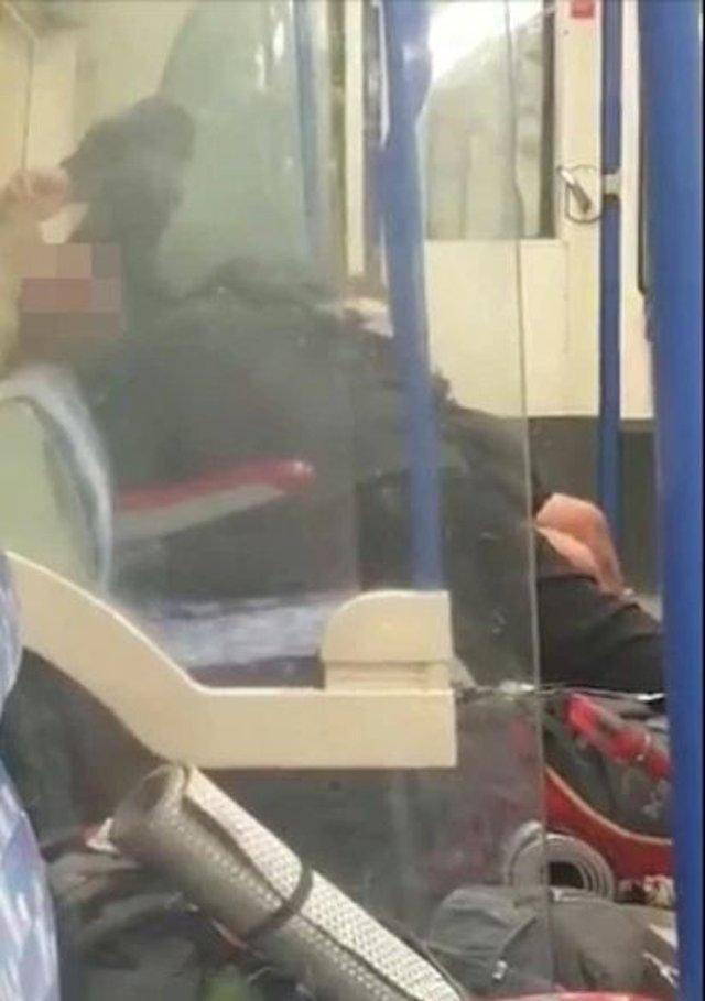 Bất chấp dịch COVID-19, đôi trai gái hôn nhau ngấu nghiến suốt nửa tiếng nơi công cộng-1