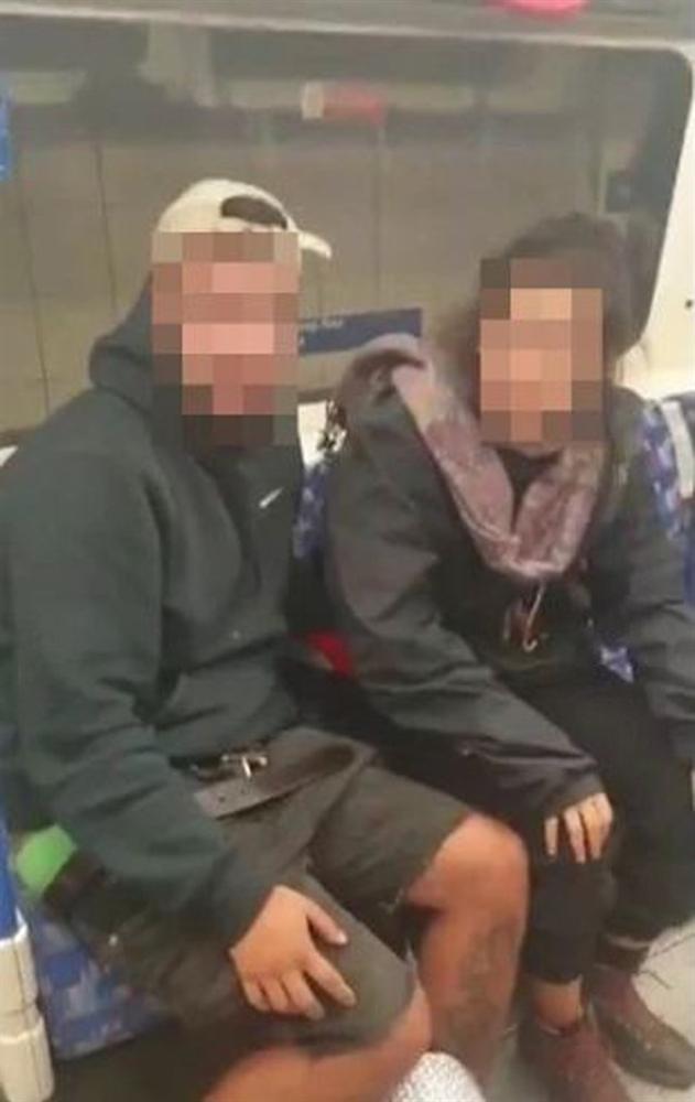 Bất chấp dịch COVID-19, đôi trai gái hôn nhau ngấu nghiến suốt nửa tiếng nơi công cộng-2