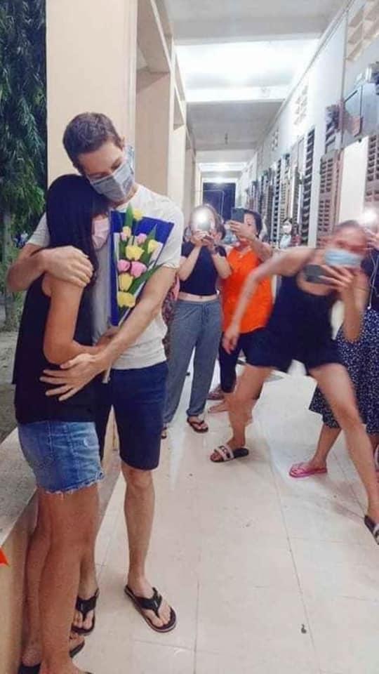 Hú hồn với hình ảnh Võ Hoàng Yến đi hóng hớt thiên hạ tỏ tình trong khu cách ly-1