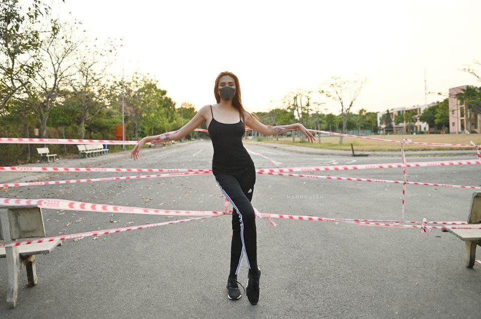 Hú hồn với hình ảnh Võ Hoàng Yến đi hóng hớt thiên hạ tỏ tình trong khu cách ly-14