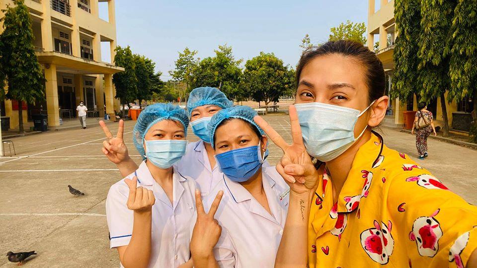 Hú hồn với hình ảnh Võ Hoàng Yến đi hóng hớt thiên hạ tỏ tình trong khu cách ly-16