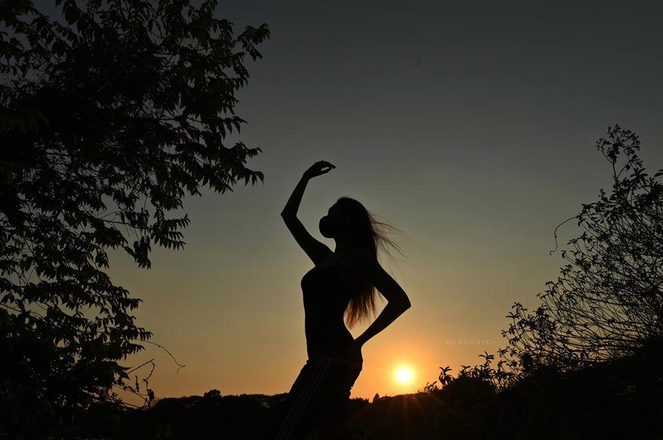 Hú hồn với hình ảnh Võ Hoàng Yến đi hóng hớt thiên hạ tỏ tình trong khu cách ly-12