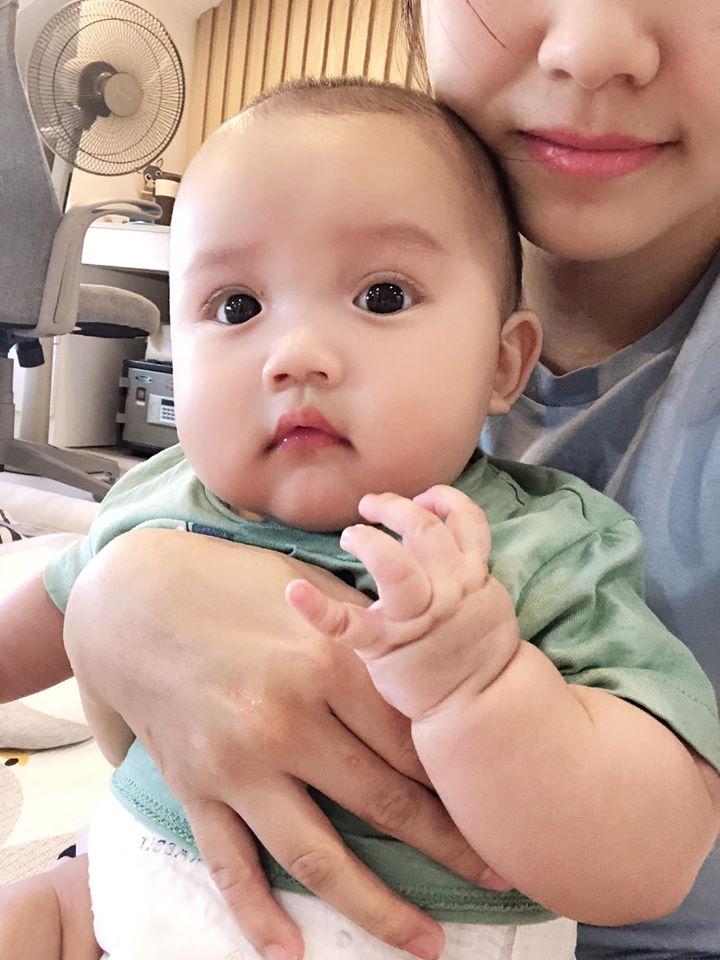 Lâu lâu mới xuất hiện, quý tử nhà Tiến Đạt gây thích thú với ngoại hình bụ bẫm-1