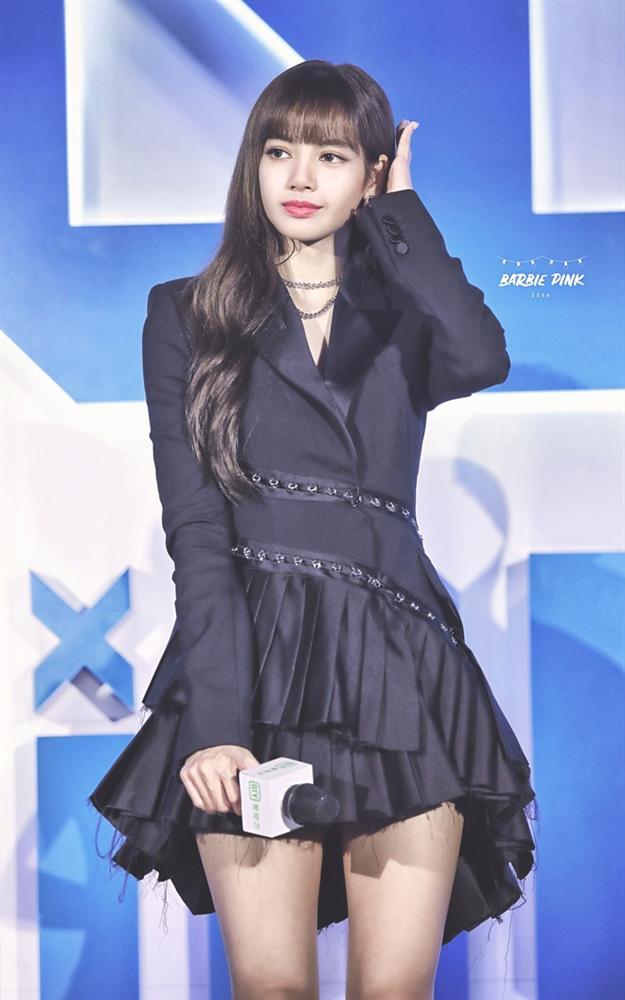 Lisa diện đồ nghìn USD khi làm cố vấn show Thanh xuân có bạn 2-4