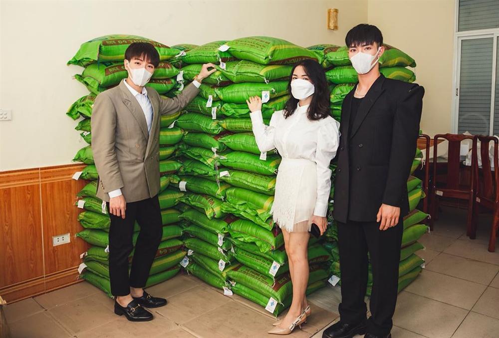 Khổ như Erik: Đi từ thiện mùa dịch Covid-19 mà bị Hòa Minzy và Đức Phúc bóc mẽ không thương tiếc-1