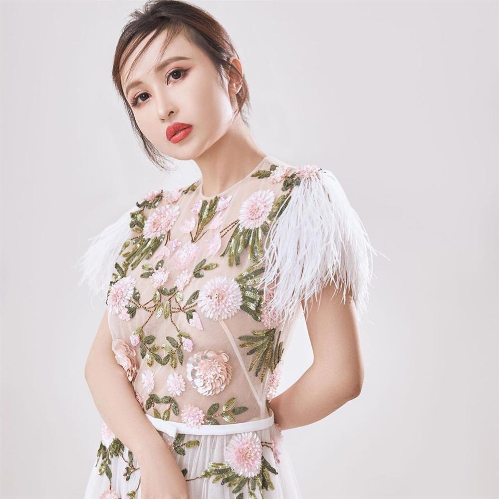 Cosplay Phạm Băng Băng bất thành, Mina Phạm vợ 2 Minh Nhựa còn bị thợ làm tóc hại với mái tóc lá dừa khó hiểu-4