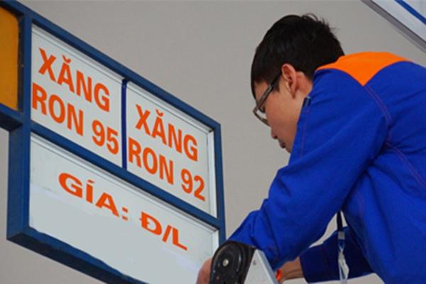 Giá xăng giảm mạnh chưa từng có, xuống thấp nhất 10 năm-2