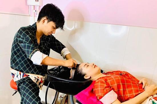 Hội chị em ghen tỵ 'không hề nhẹ' khi chứng kiến Phan Hiển gội đầu cho Khánh Thi