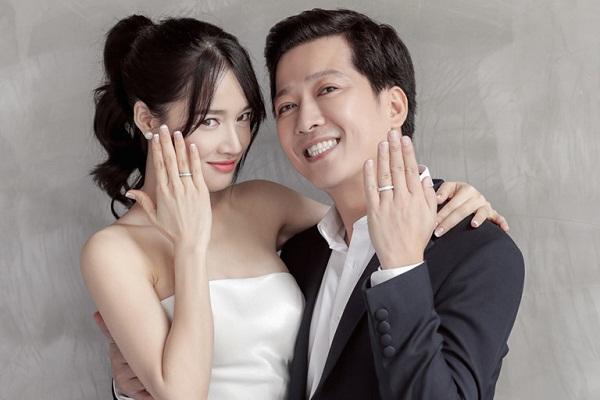 Sau gần 2 năm, hình ảnh ba mẹ Nhã Phương bật khóc trao tay con gái cho Trường Giang lần đầu công bố gây xúc động mạnh-14