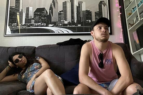 Phải ở chung nhà, ngủ cùng giường với người yêu cũ do lệnh cách ly