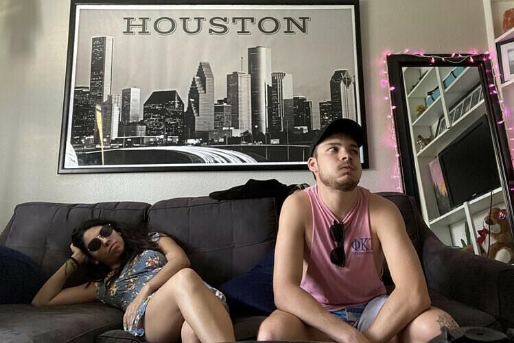 Phải ở chung nhà, ngủ cùng giường với người yêu cũ do lệnh cách ly-1