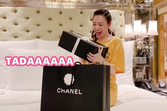 Chẳng cần lễ lộc gì, Trấn Thành vẫn sắm bộ đôi kính, đồng hồ nửa tỉ chiều chuộng bà xã