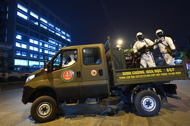 BV Bạch Mai được tiêu trùng khử độc, Binh chủng Hoá học huy động 10 xe chuyên dụng làm việc trong đêm-2