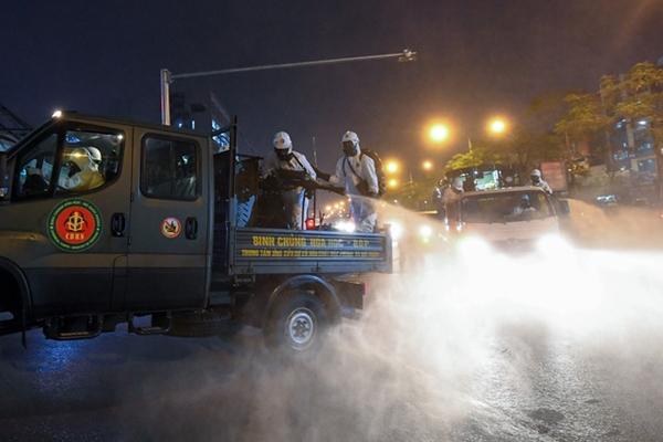 Bị từ chối tiếp tế, cố đưa đồ qua khe cổng bệnh viện Bạch Mai-16