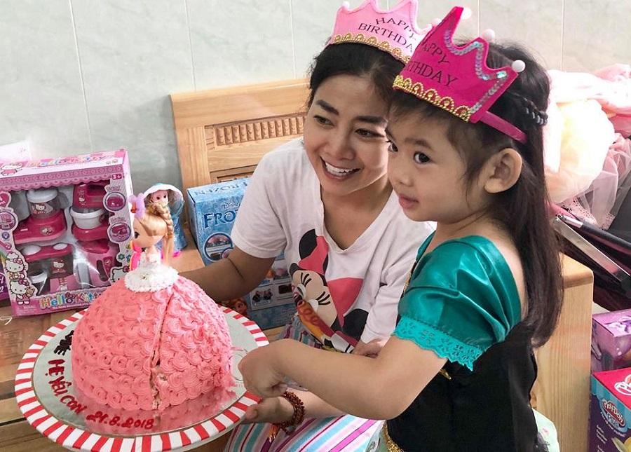 Những khoảnh khắc ấm áp tình mẫu tử của Mai Phương và con gái 7 tuổi-5