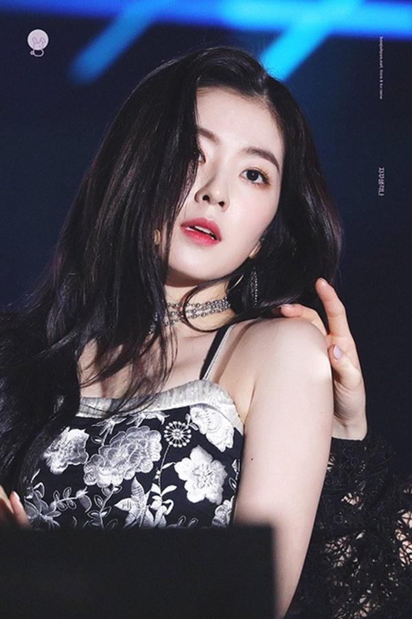 Irene (Red Velvet): Irene được nhiều người khen ngợi sở hữu khí chất hoàng gia sang chảnh, thần thái sắc sảo, ấn tượng. Các bác sĩ phẫu thuật thẩm mỹ tại Hàn từng tuyên bố Irene mang khuôn mặt tỷ lệ vàng trong giới thần tượng. Nét đẹp quý phái của cô tạo nên vẻ quyến rũ, nóng bỏng mỗi khi trình diễn trên sân khấu.