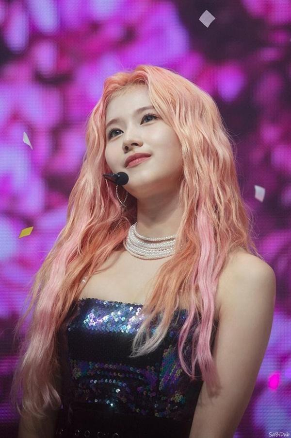 Sana (TWICE): TWICE theo đuổi phong cách tươi sáng, đáng yêu trong một thời gian dài nhưng điều này không thể ngăn Sana bộc lộ khía cạnh quyến rũ của mình. Nữ thần tượng người Nhật chinh phục khán giả nhờ thân hình nóng bỏng cùng biểu cảm sexy mà tinh tế, không cần hở bạo. Fancam cá nhân của Sana mỗi khi trình diễn liên tục đạt lượt view 