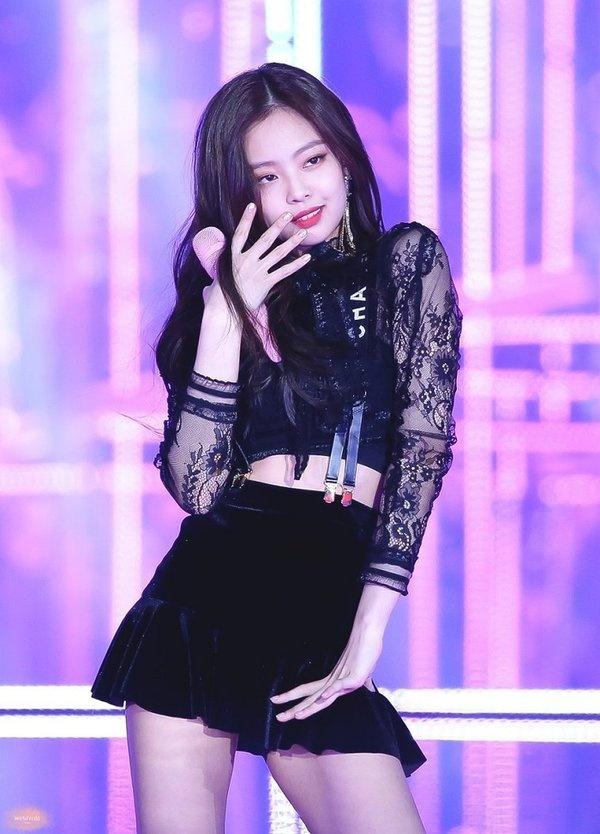 Jennie (Black Pink): Jennie thường được nhắc đến là người đẹp có thân hình quyến rũ với gu ăn mặc sang chảnh và thời thượng nhất Black Pink. Với khí chất sexy, phong cách quý phái, cô luôn trở thành tâm điểm mỗi lần xuất hiện.