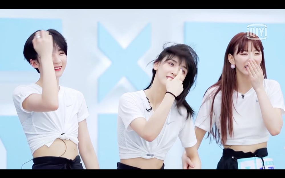 Có ai như Lisa: Đi dạy vũ đạo lại bị thực tập sinh hỏi bí quyết về tóc?-3