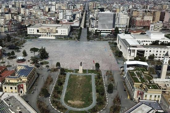 Đường phố London vắng vẻ nhìn từ trên cao