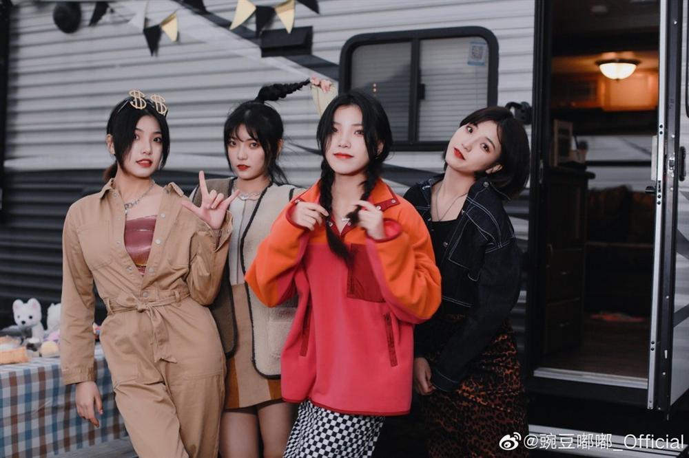 Chị em sinh tư bị chỉ trích thậm tệ vì coi thường Lisa-11