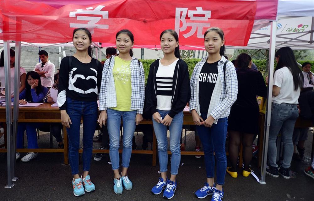 Chị em sinh tư bị chỉ trích thậm tệ vì coi thường Lisa-4