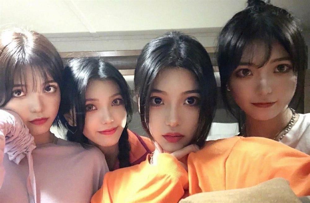 Chị em sinh tư bị chỉ trích thậm tệ vì coi thường Lisa-7