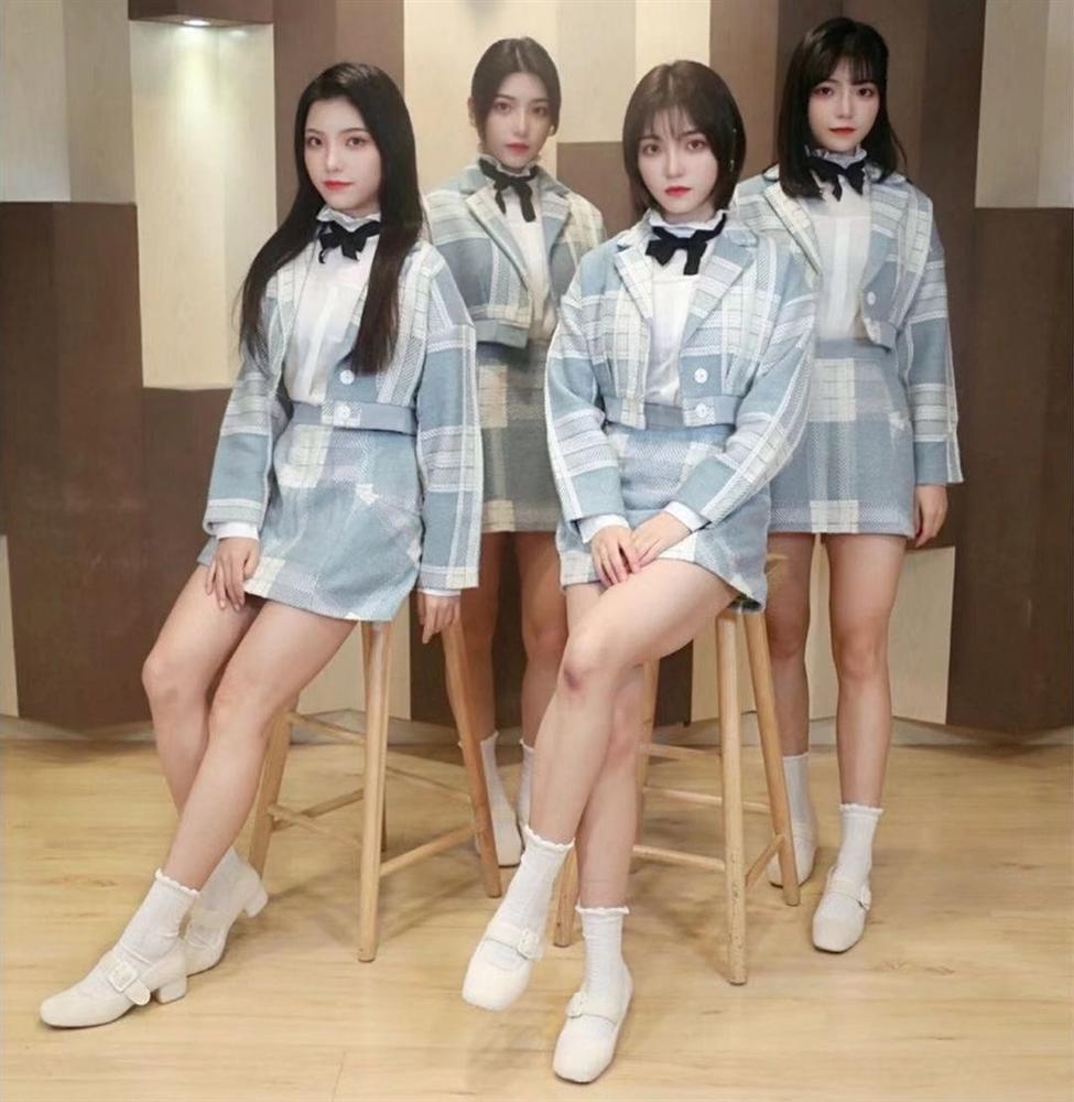 Chị em sinh tư bị chỉ trích thậm tệ vì coi thường Lisa-9