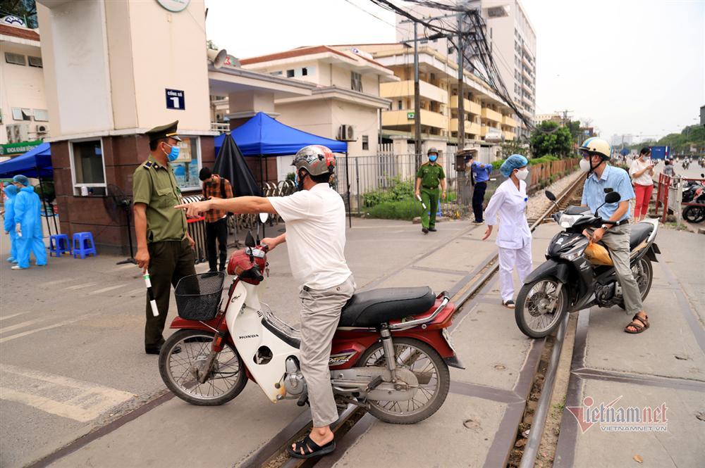 Bị từ chối tiếp tế, cố đưa đồ qua khe cổng bệnh viện Bạch Mai-1