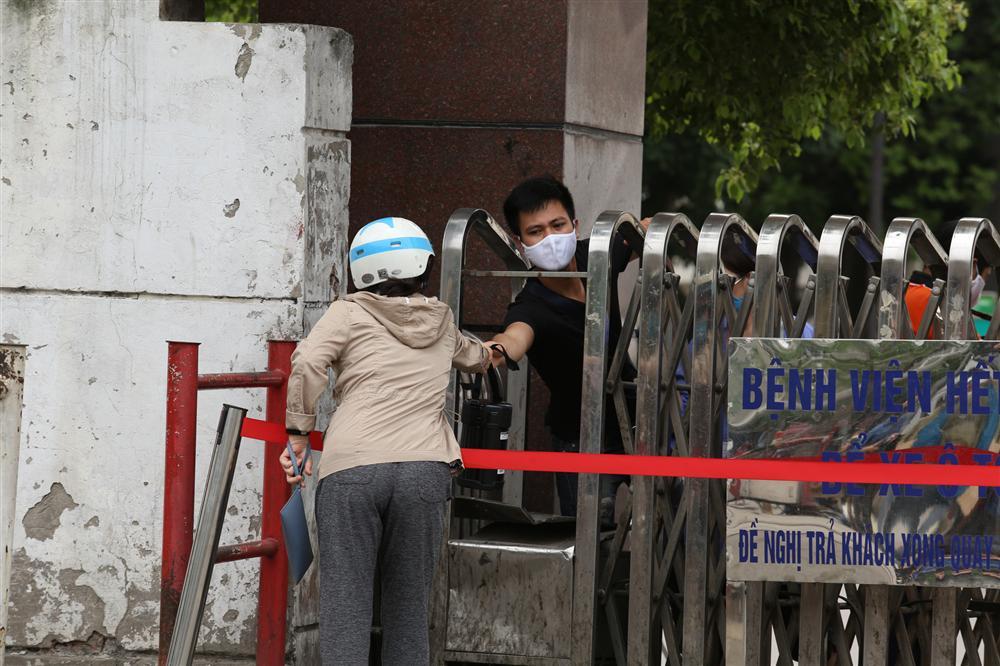 Bị từ chối tiếp tế, cố đưa đồ qua khe cổng bệnh viện Bạch Mai-11