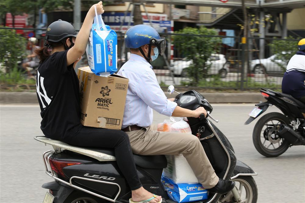 Bị từ chối tiếp tế, cố đưa đồ qua khe cổng bệnh viện Bạch Mai-12