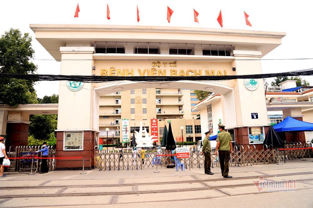 Bị từ chối tiếp tế, cố đưa đồ qua khe cổng bệnh viện Bạch Mai-14