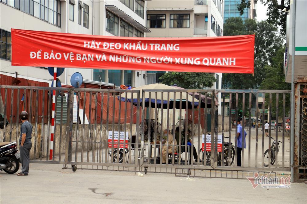 Bị từ chối tiếp tế, cố đưa đồ qua khe cổng bệnh viện Bạch Mai-15