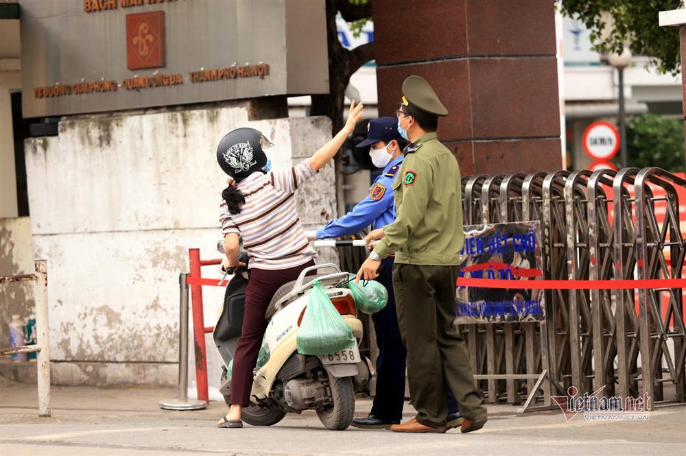 Bị từ chối tiếp tế, cố đưa đồ qua khe cổng bệnh viện Bạch Mai-3