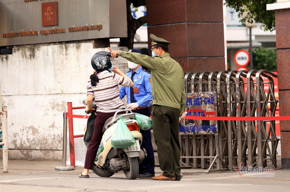 Bị từ chối tiếp tế, cố đưa đồ qua khe cổng bệnh viện Bạch Mai-4
