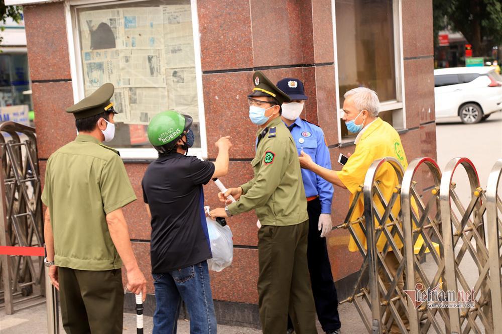 Bị từ chối tiếp tế, cố đưa đồ qua khe cổng bệnh viện Bạch Mai-6