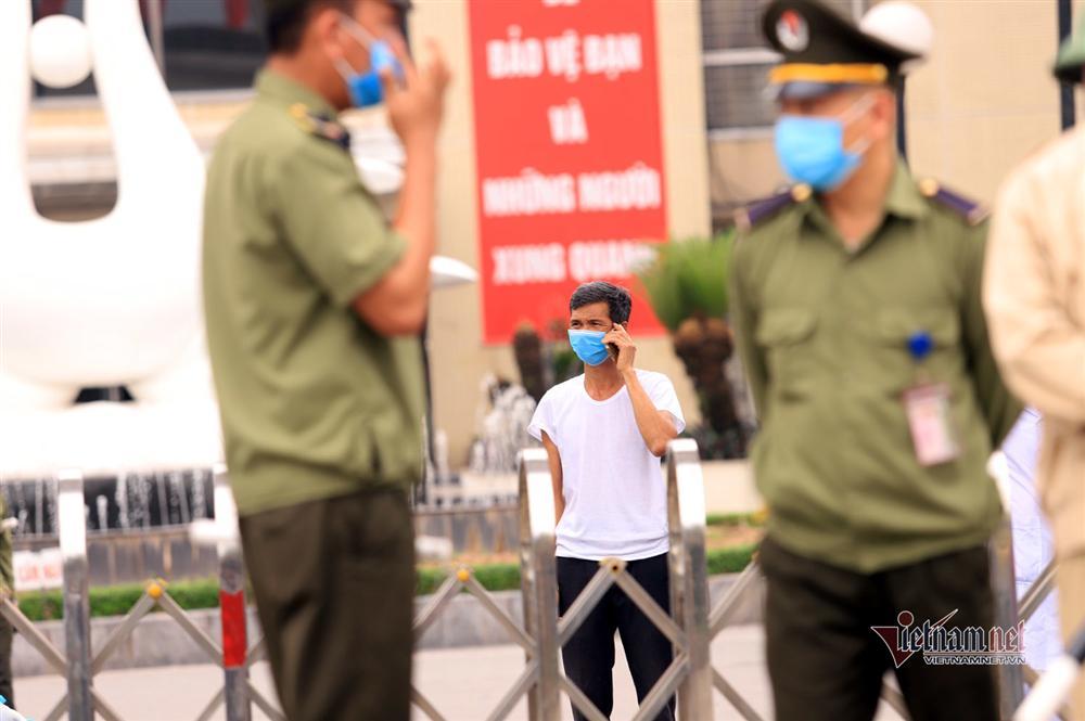 Bị từ chối tiếp tế, cố đưa đồ qua khe cổng bệnh viện Bạch Mai-8