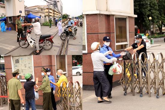 Bị từ chối tiếp tế, cố đưa đồ qua khe cổng bệnh viện Bạch Mai