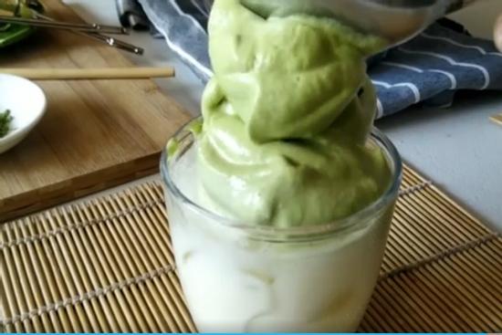 Sáng tạo đồ uống với công thức làm Dalgona trà xanh