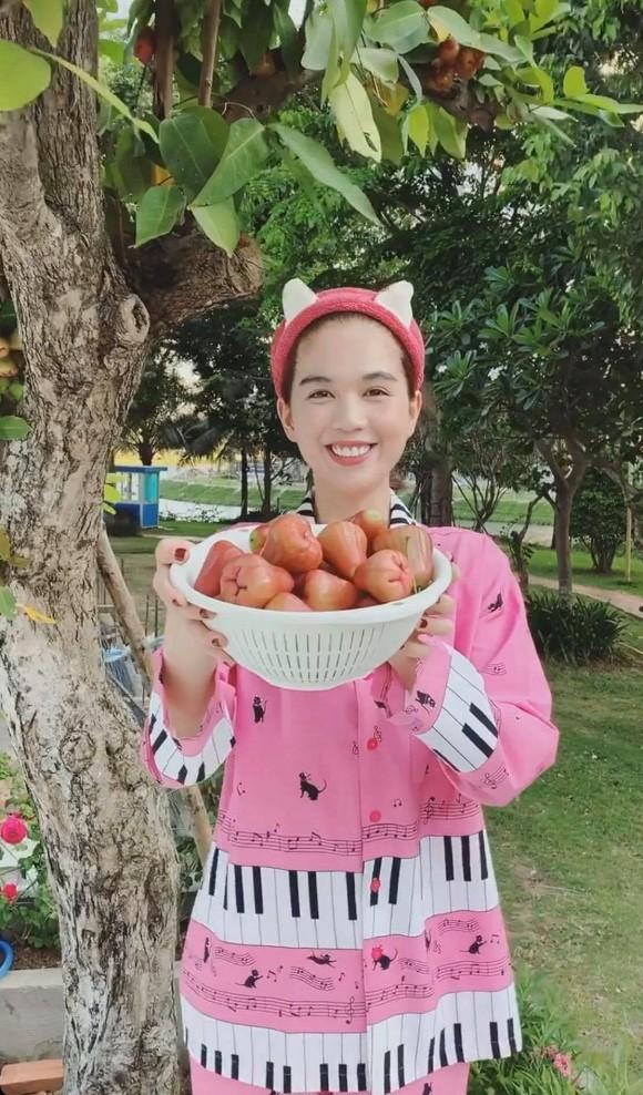 Diện đồ bơi kín đáo tại gia, Ngọc Trinh vẫn được khen ngợi hết lời-2