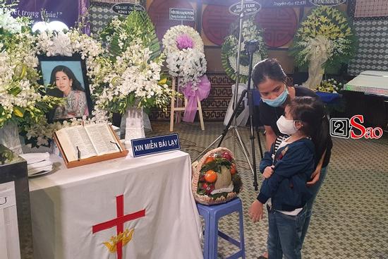 Con gái Mai Phương chăm chú nhìn mẹ lần cuối, nghẹn đắng với khoảnh khắc sinh ly tử biệt