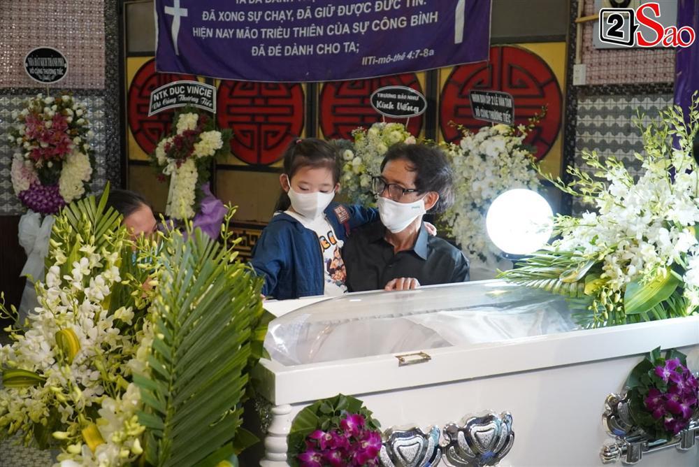 Con gái Mai Phương chăm chú nhìn mẹ lần cuối, nghẹn đắng với khoảnh khắc sinh ly tử biệt-5