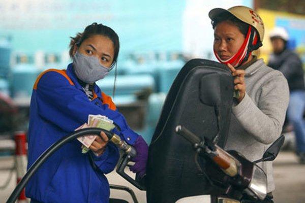 Hàng trăm người dân đổ xô đi mua xăng-2